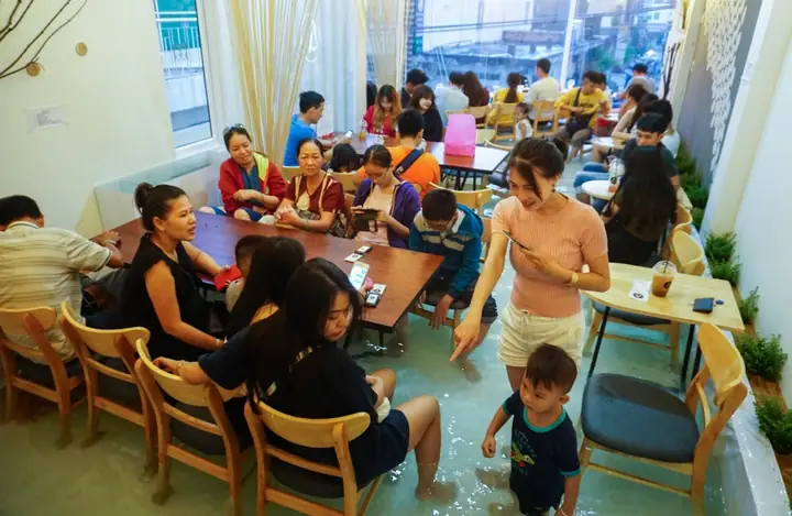Quán Cafe Có Cá Bơi Dưới Chân Ở Sài Gòn