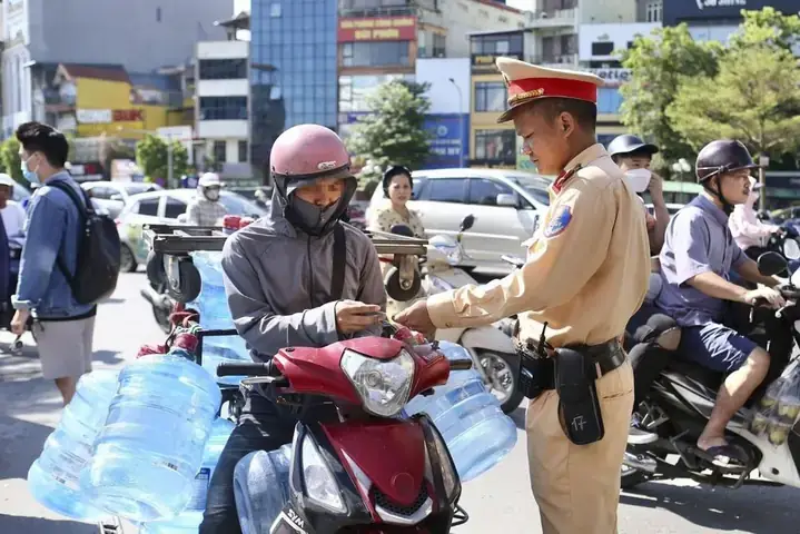 Chở Hồ Cá Bằng Xe Máy Chở Hồ Cá Bằng Xe Máy