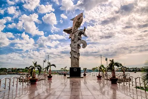 Tượng Đài Cá Ba Sa Ở Đâu